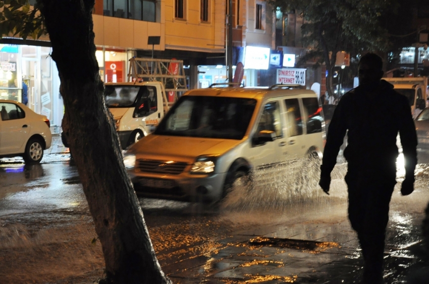 Kars’ı dolu ve yağmur vurdu