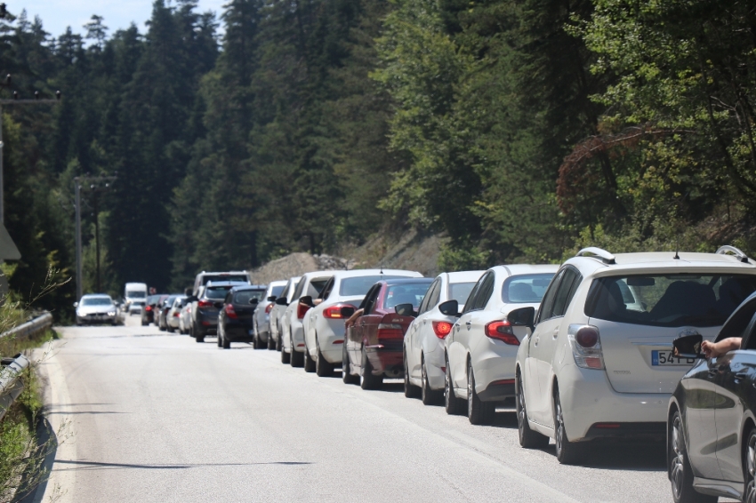 Tatilciler 5 kilometrelik araç kuyruğu oluşturdu