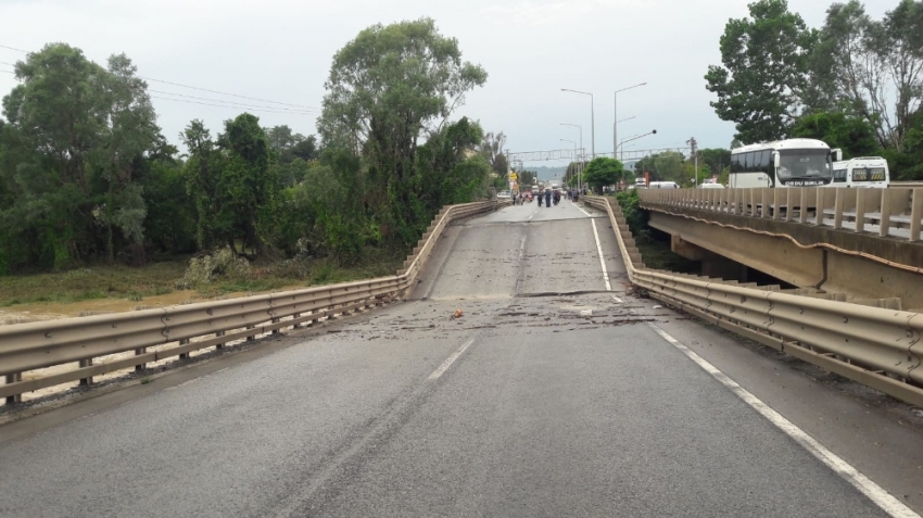 Köprü çöktü: Karadeniz Sahil Yolu kapatıldı