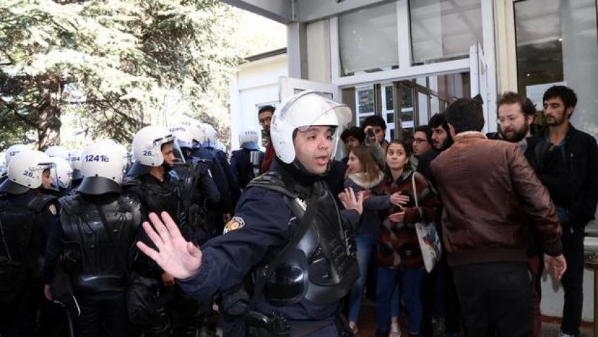 Üniversitede öğrenci - özel güvenlik arbedesine polis müdahalesi