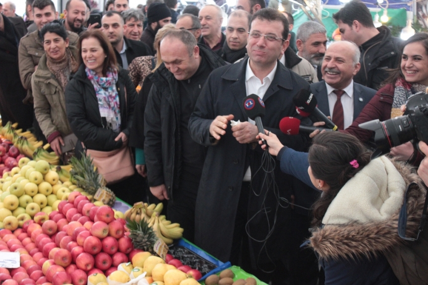 Ekrem İmamoğlu Tuzla’da semt pazarını gezdi