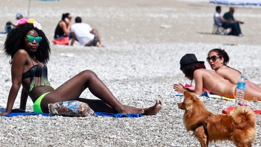 Antalya'da Nisan sıcağı plajları doldurdu