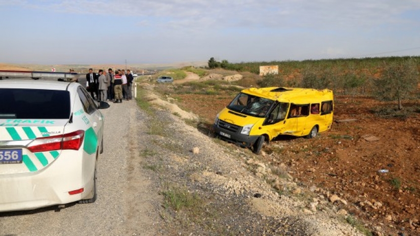 Şanlıurfa'da servis devrildi: 30 öğrenci yaralı