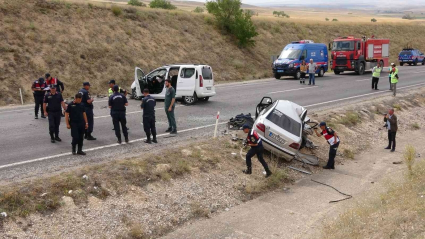 Trafik kazası: 2 ölü, 4 yaralı