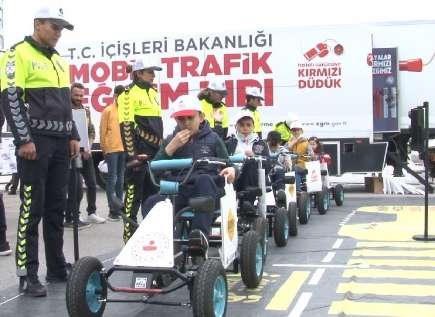 Trafik Haftası’nda gülümseten anlar: “Pedala boyum yetmiyor”