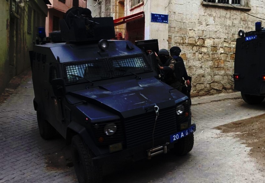 Zırhlı araca bombalı saldırı: 3 polis yaralandı