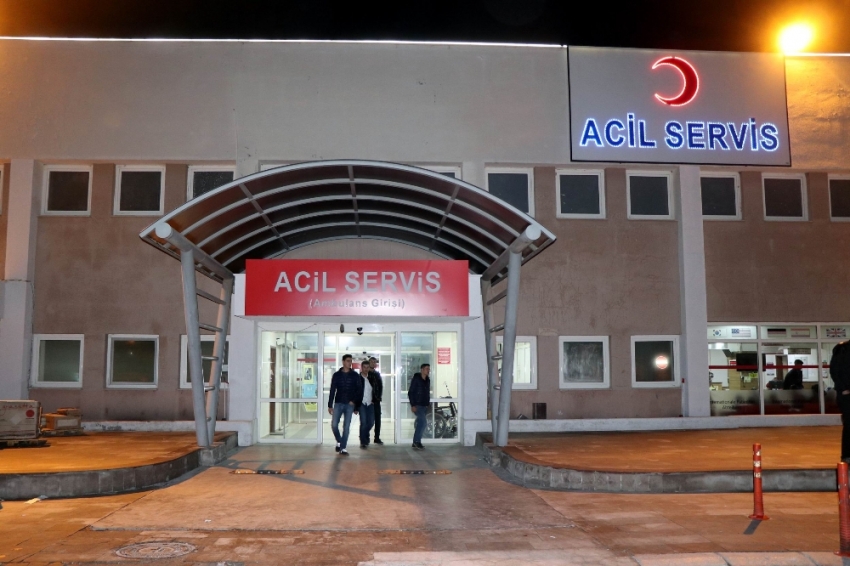 Üniversite öğrencilerine çarpan sürücü kaçtı