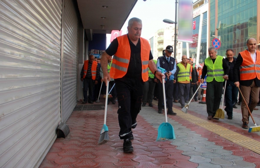 İşçiler iş bıraktı, temizliği başkan yaptı