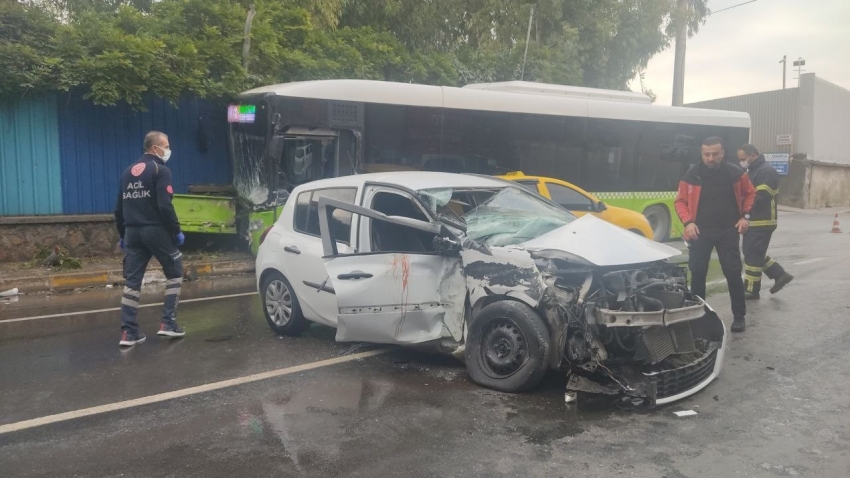 Belediye otobüsü ile otomobil çarpıştı: 1’i ağır 3 yaralı