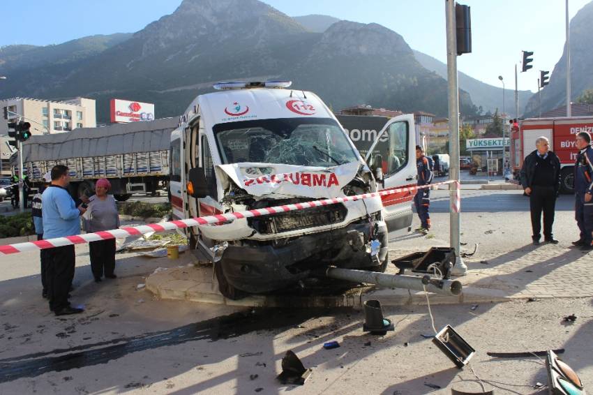 Ambulans ile ticari araç çarpıştı: 7 yaralı