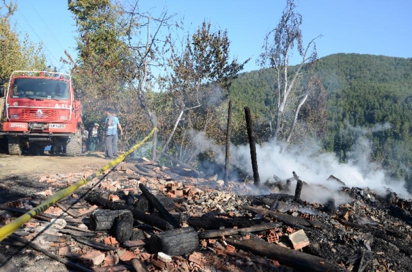 Keçilerini kurtarmak isterken yanarak öldü