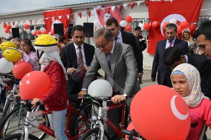 Kilis'te Suriyeli öğrencilere bisiklet dağıtıldı