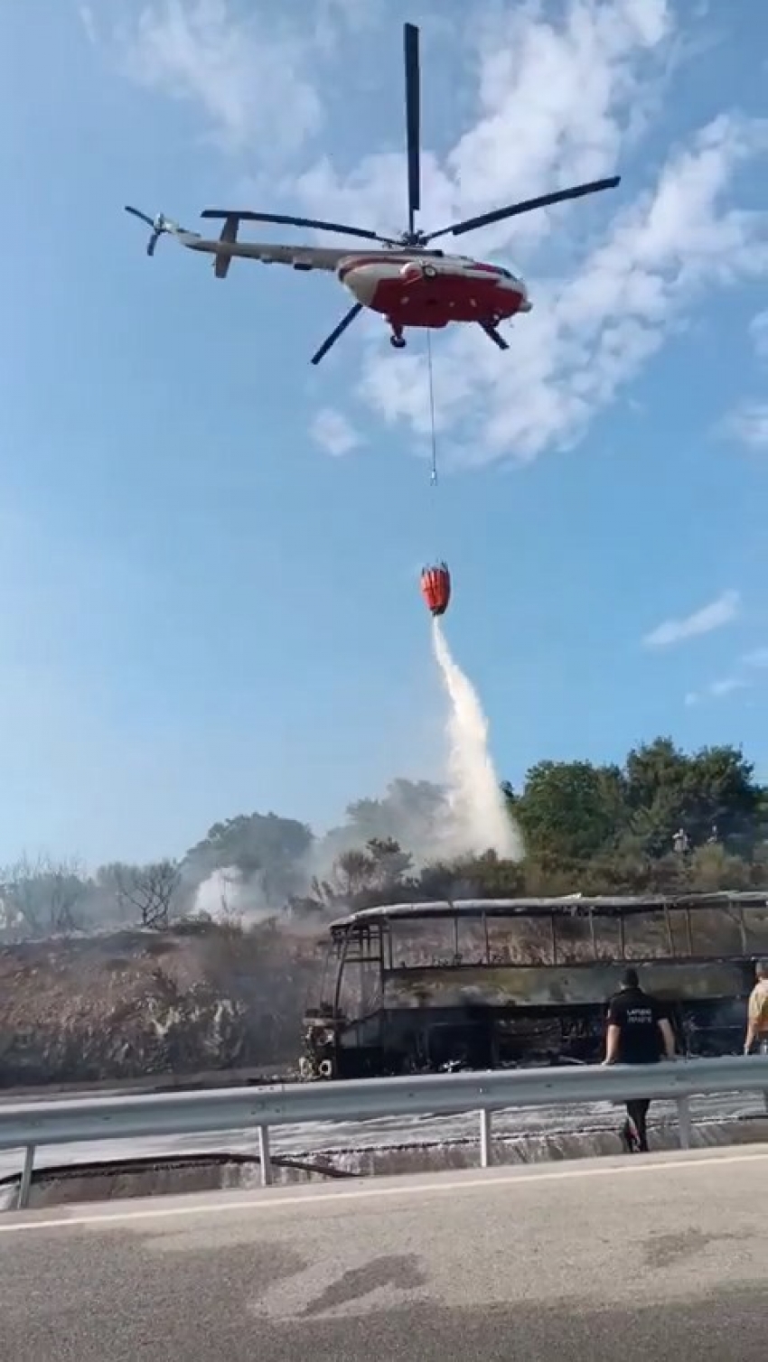 Çanakkale’de yanan yolcu otobüsüne yangın helikopteriyle müdahale