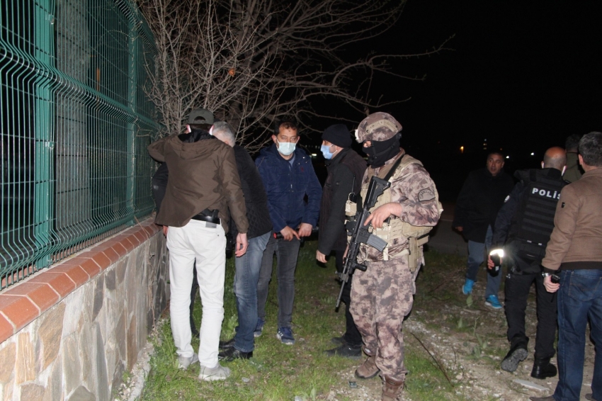 Elindeki tüfekle korku dolu anlar yaşatan genç, 2 saat sonra etkisiz hale getirildi