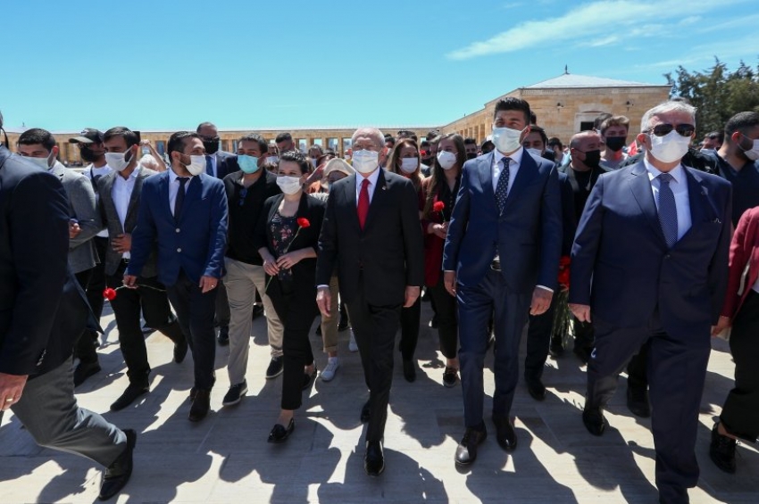 Kılıçdaroğlu gençlerle birlikte Anıtkabir'i ziyaret etti