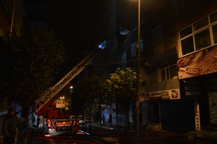 Beyoğlu’nda iki binanın çatısı alev alev yandı