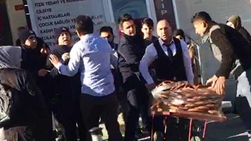 Vatandaşlar, zabıtaya karşı genç simitçiyi savununca...