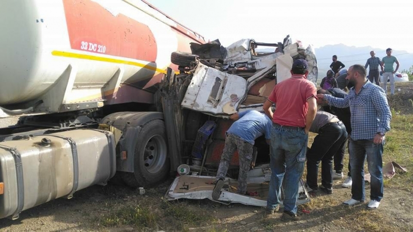 Tanker öğrenci servisine çarptı