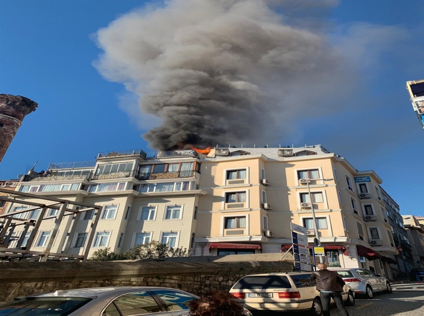 Sultanahmet’te 2 otelin çatı katı yandı