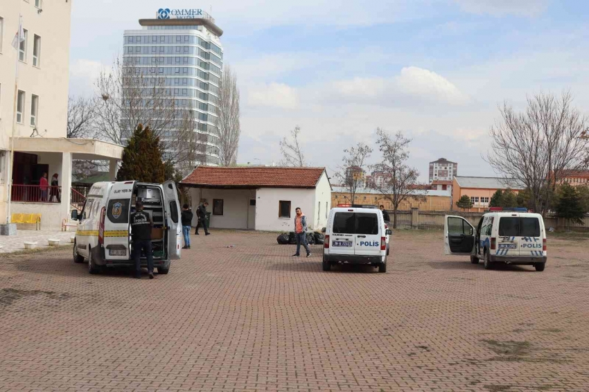 Boşandığı gün kayınvalidesini bıçakladı