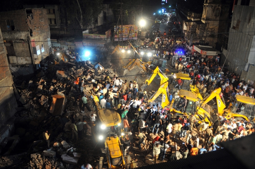 Hindistan’da otel çöktü: 10 ölü, 2 yaralı