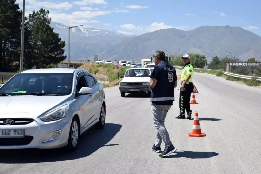 Erzincan polisi 6 ayda, aranan 571 kişiyi yakaladı