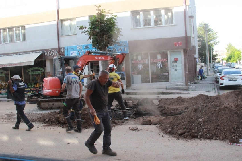 Patlayan doğalgaz borusu paniğe neden oldu