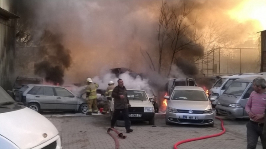 İzmir’de 11 araç yanarak küle döndü