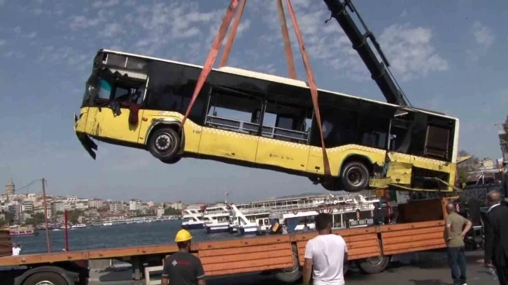 6 saatlik çalışmanın ardından denizden çıkarılan İETT otobüsü garaja götürüldü
