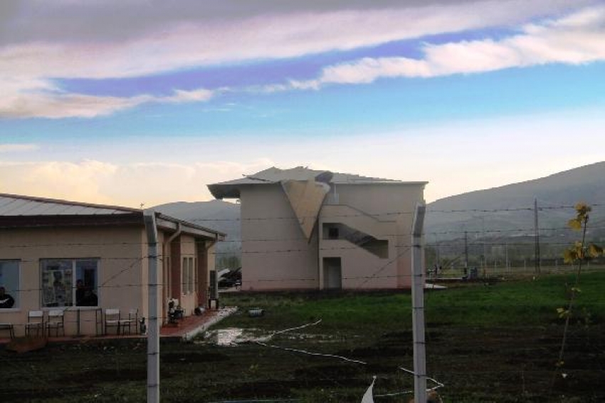 Çatısı uçan cezaevindeki mahkumlar başka yerlere nakledildi