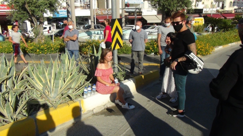 Kırmızı ışık ihlali yapıp motosiklete çarpan sürücü şoka girip gözyaşlarına boğuldu