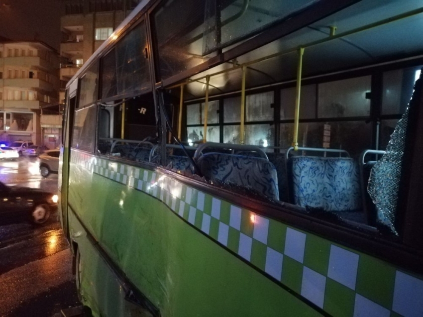 Tır ile çarpışan halk otobüsünde 2 yolcu yaralandı