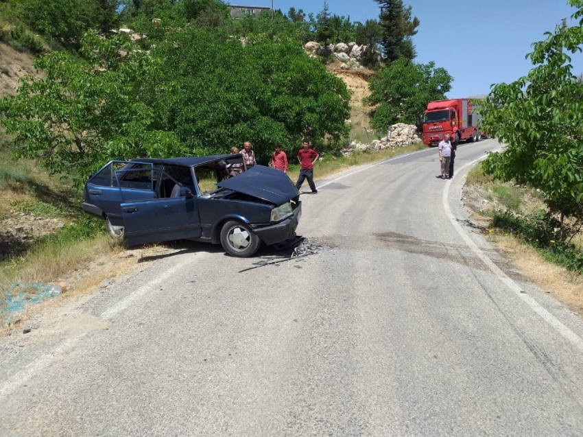 İki otomobil kafa kafaya çarpıştı: 13 yaralı