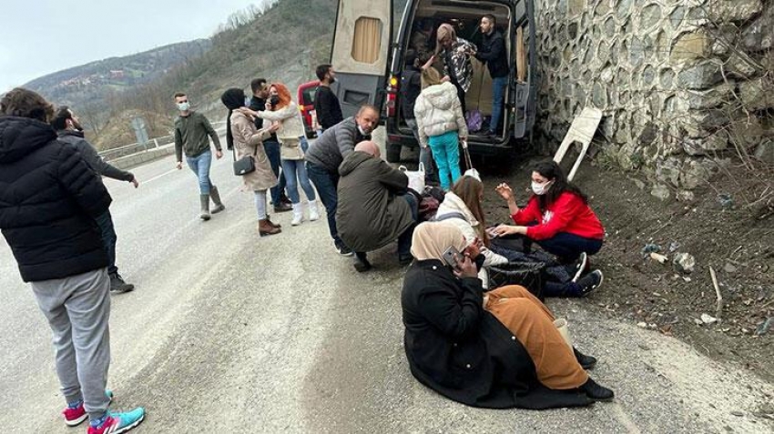 Sürücü kalp krizi geçirdi, minibüs istinat duvarına çarptı: 11 yaralı