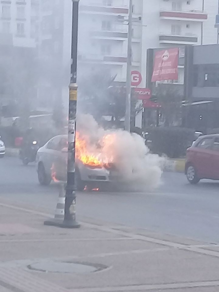 Seyir halindeki araç alev alev yandı