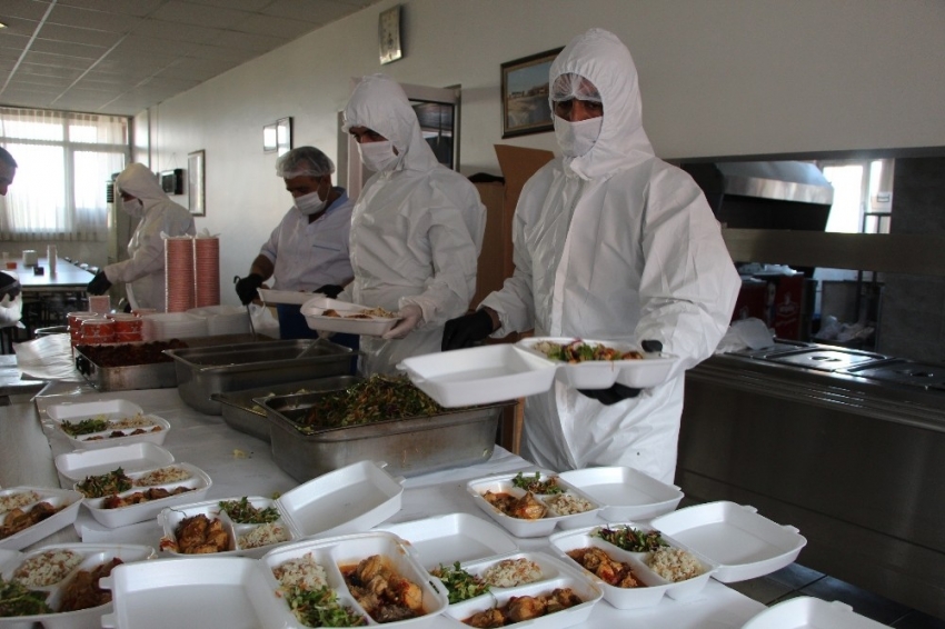 Bingöl’de fedakar sağlıkçılara iftar hizmeti