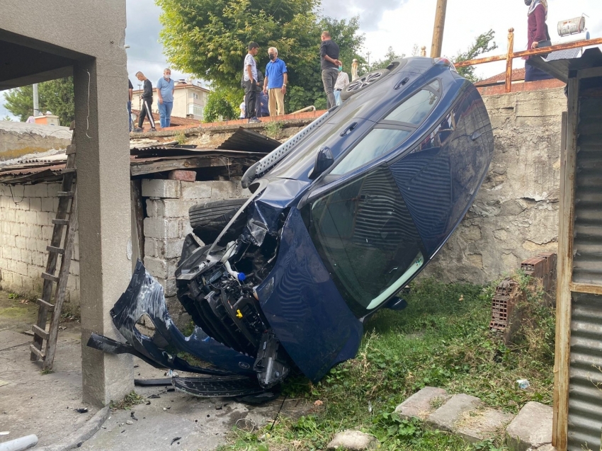 Evin bahçesine uçan otomobilin sürücüsü yaralandı