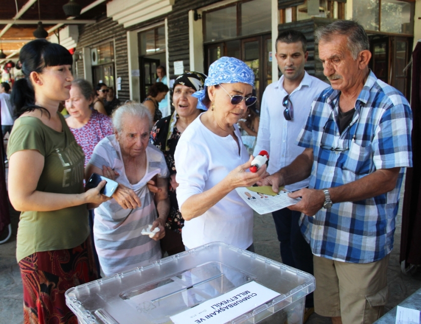 Fatma Girik annesi ile beraber oy kullandı