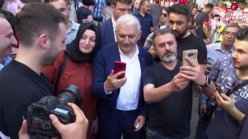 Binali Yıldırım, Mahmutpaşa esnafını ziyaret etti