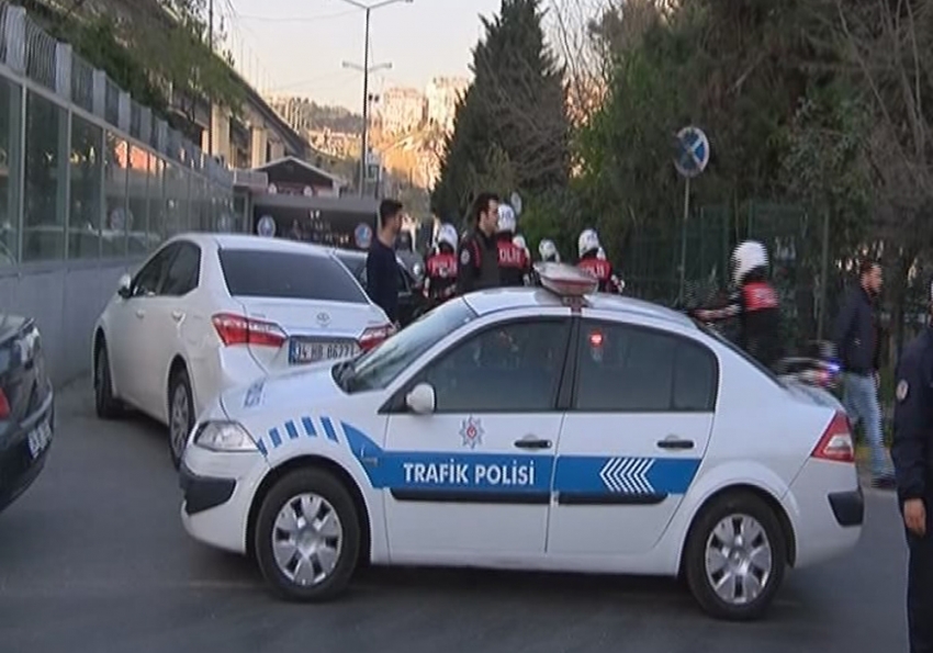 Yüzü kapalı 3 genç polisi alarma geçirdi