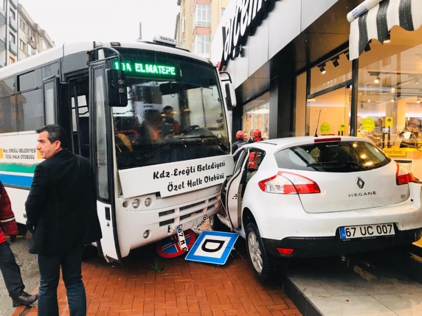 Otomobil mağazaya girmekten son anda kurtuldu