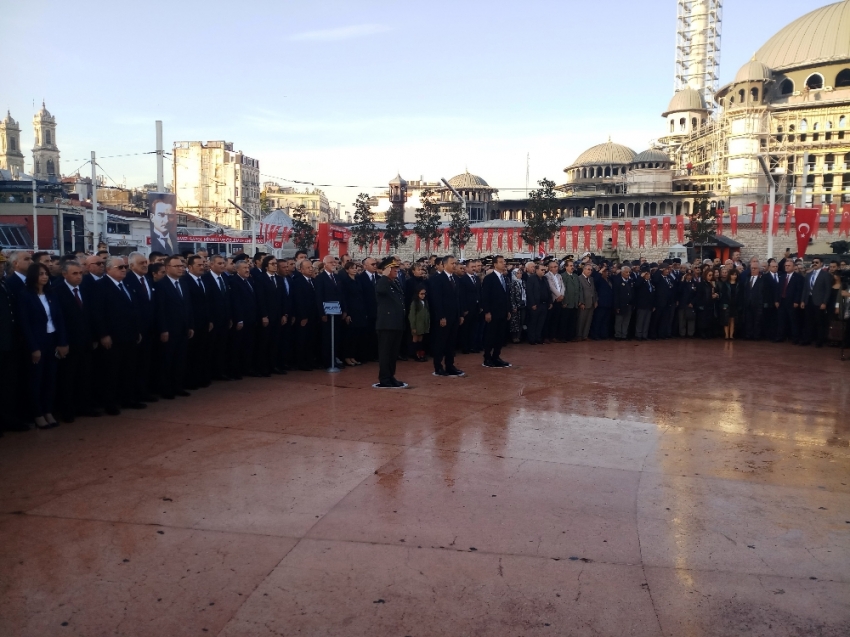 Atatürk Taksim’de de törenle anıldı