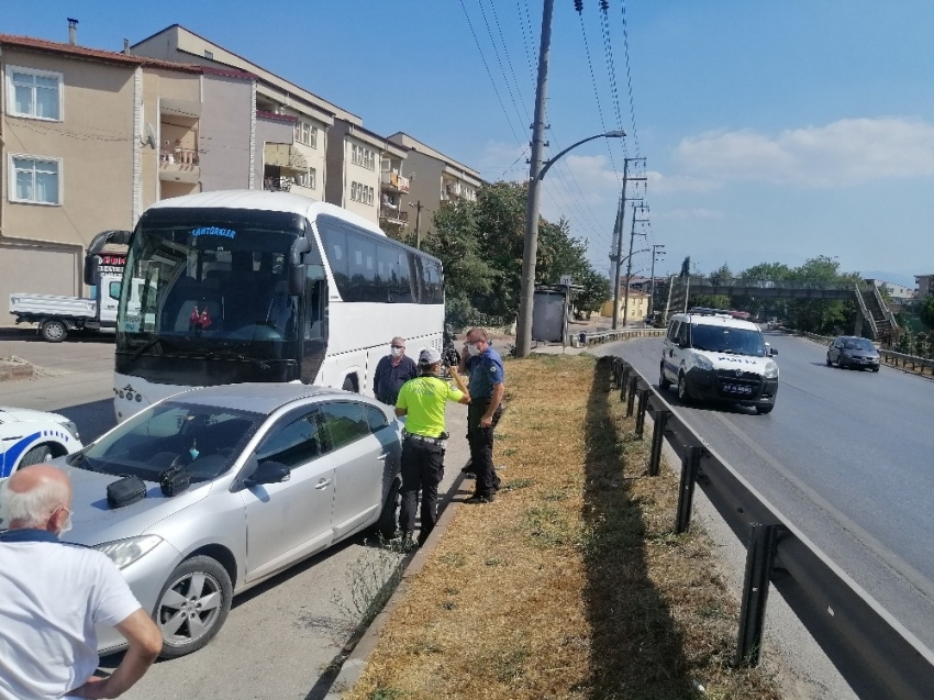 Direksiyon başında kalp krizi geçiren sürücü yaralandı