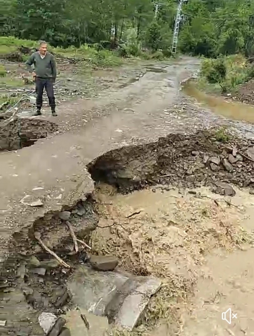 Taşan deredeki menfezler yıkıldı, üç köyün bağlantısı kesildi