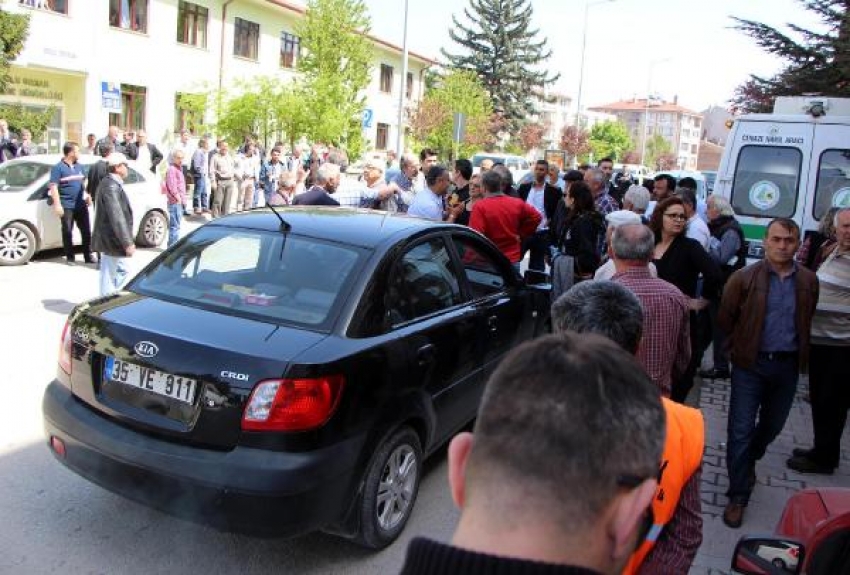 'Polisim' diyen sürücü ile cenaze sahiplerinin yol verme tartışması