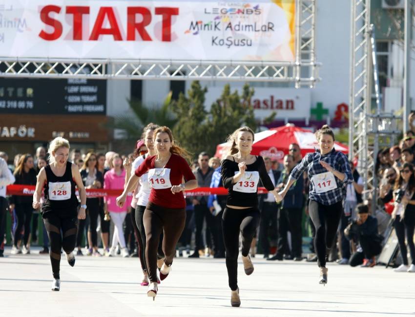 Antalya’da kadınlar ’yüksek topuk’ladı