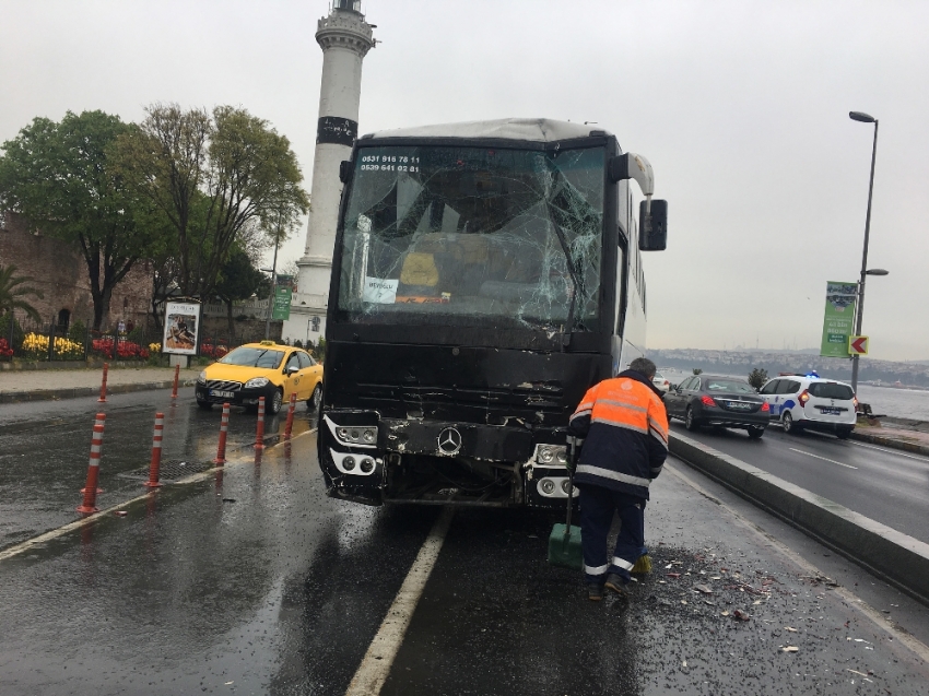 Öğrencileri taşıyan gezi otobüsü kaza yaptı