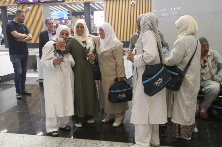 İlk Hac kafilesi dualarla kutsal topraklara uğurlandı