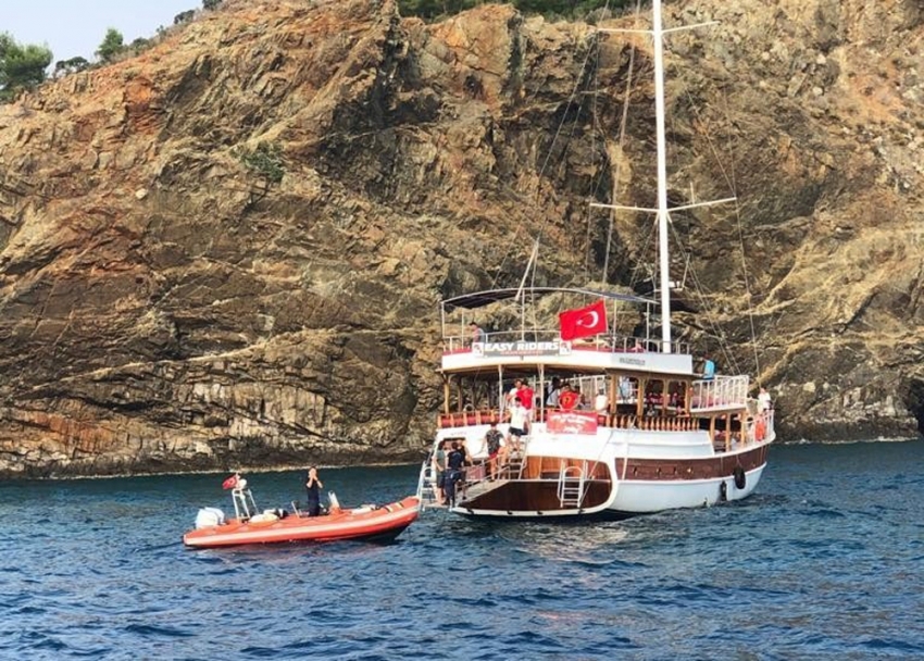 Karaya oturan teknedeki 36 yolcu kısa sürede kurtarıldı