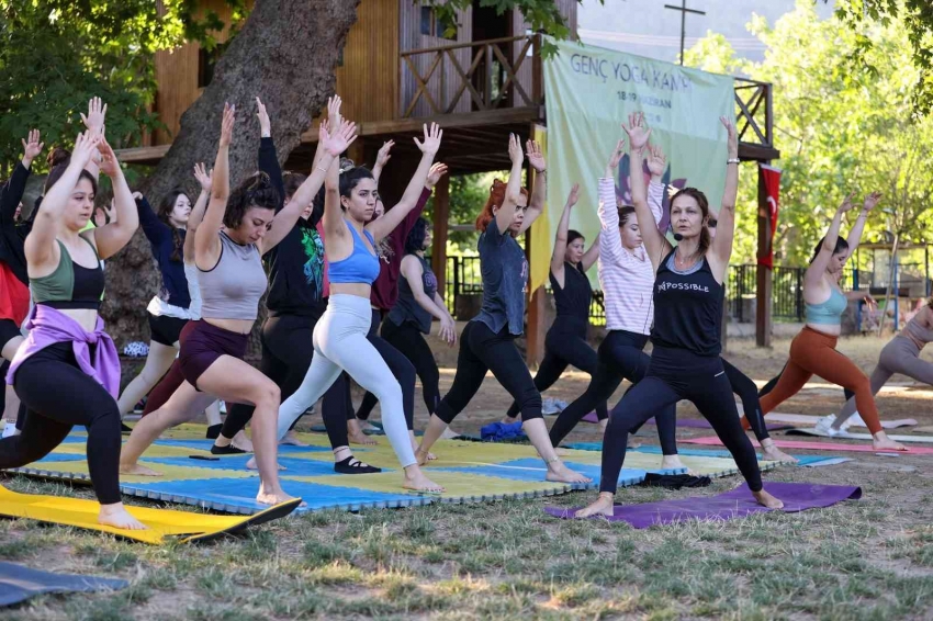 50 genç kadın yoga kampında buluştu